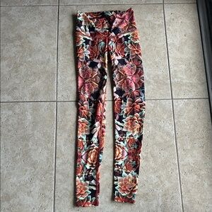 Trade/sell Niyama Sol Legging EUC size small like new🌺